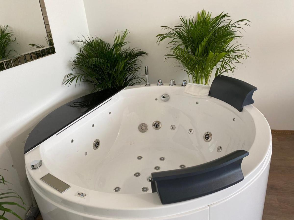 Die Oase - Luxurious Apartment Near The City Center With Free Parking Pozsony Kültér fotó