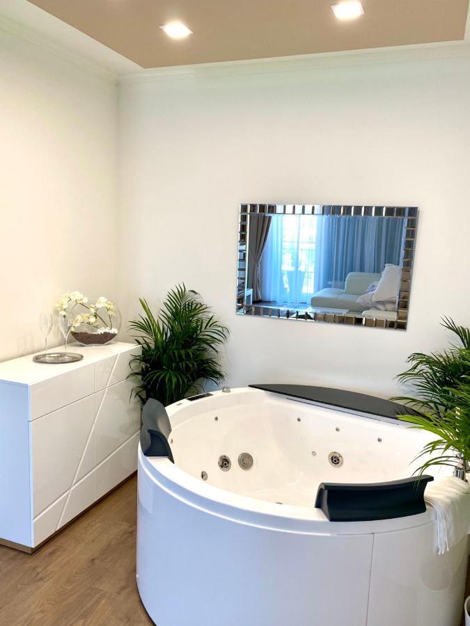 Die Oase - Luxurious Apartment Near The City Center With Free Parking Pozsony Kültér fotó