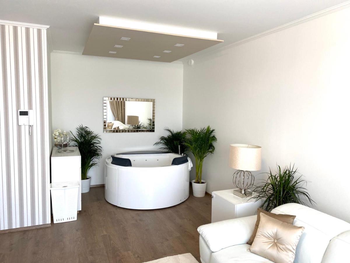 Die Oase - Luxurious Apartment Near The City Center With Free Parking Pozsony Kültér fotó